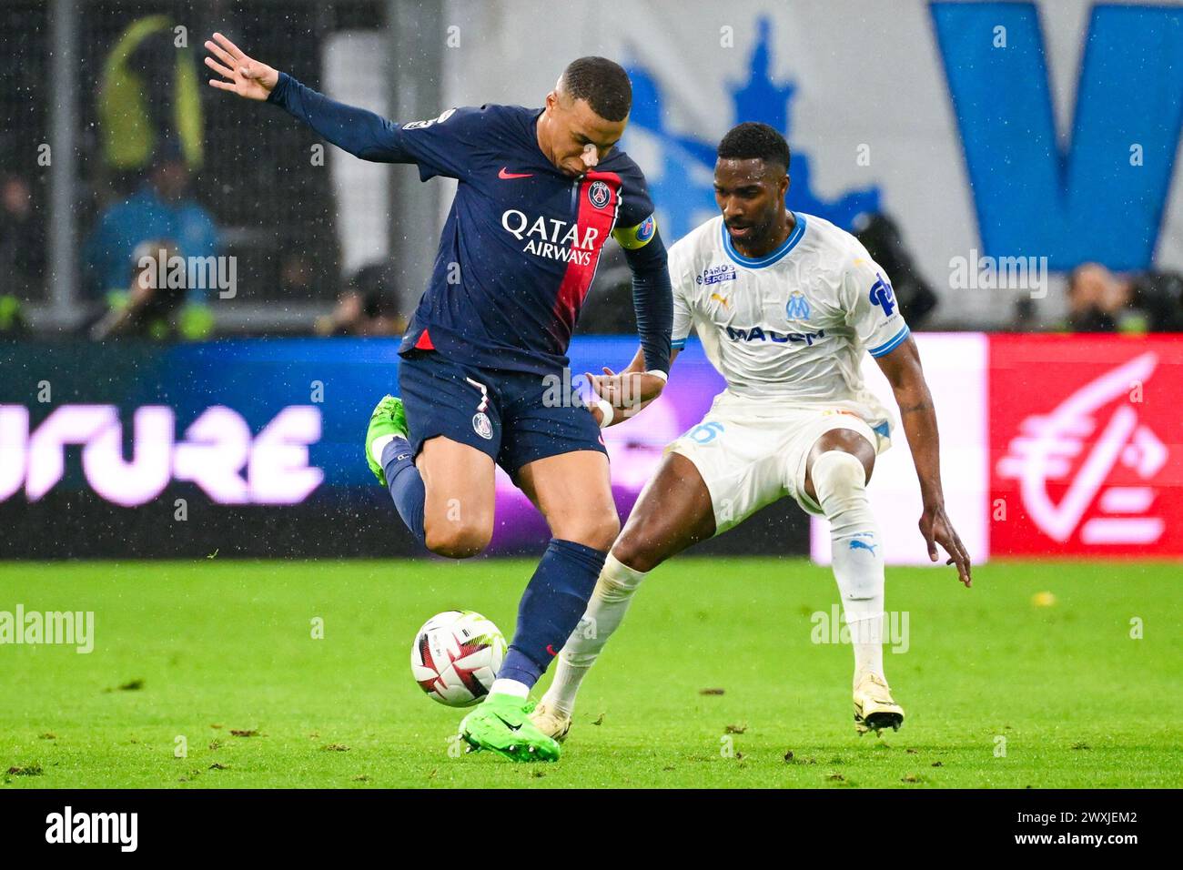 Marsiglia, Francia. 31 marzo 2024. MARSIGLIA, FRANCIA - MARZO 31: Kylian Mbappe di Parigi Saint-Germain si batte per il ballo con Ulisses Garcia dell'Olympique de Marseille durante la partita di Ligue 1 Uber Eats tra Olympique de Marseille e Paris Saint-Germain al Velodrome di Orange il 31 marzo 2024 a Marsiglia, Francia. (Foto di Matthieu Mirville/Agenzia BSR) credito: Agenzia BSR/Alamy Live News Foto Stock