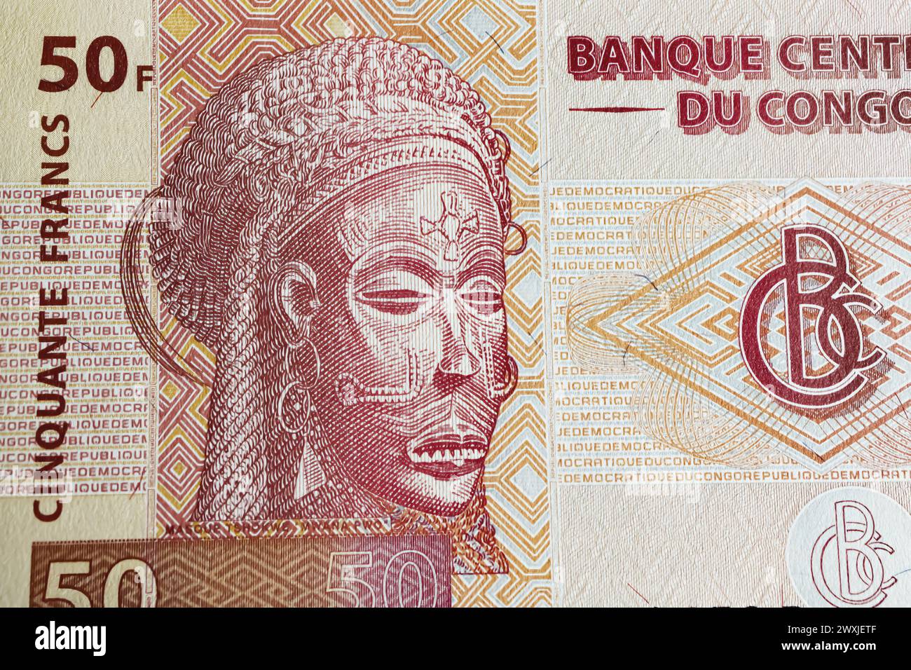 Tribù Chokwe africana femmina Pwevo, Mwana Pwo maschera rituale sulla banconota congolese da 50 franchi (focalizzazione sul centro) Foto Stock