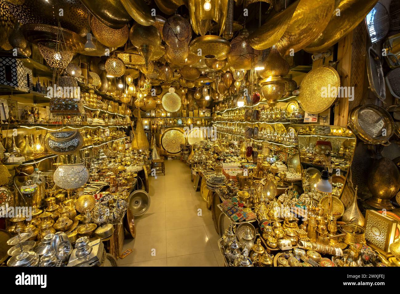 Souk con negozio di souvenir nella medina di Marrakech, Marocco. Un suq o suk è un mercato o quartiere commerciale nell'Asia occidentale, in Nord Africa e in alcuni casi Foto Stock