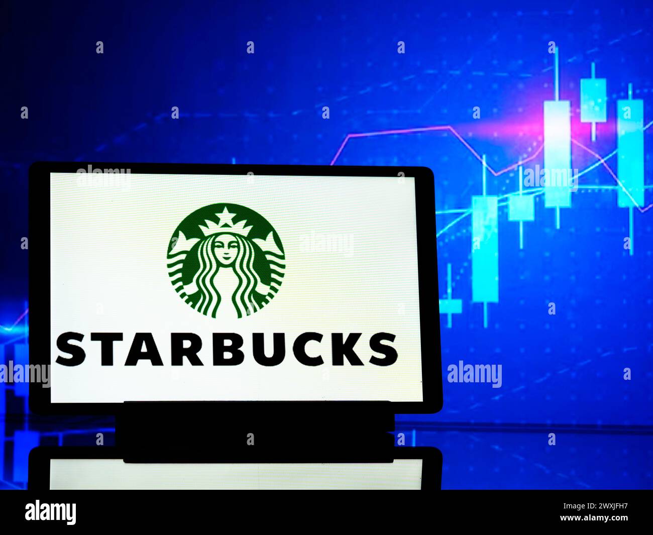In questa illustrazione fotografica, il logo Starbucks Corporation viene visualizzato su un tablet. Foto Stock