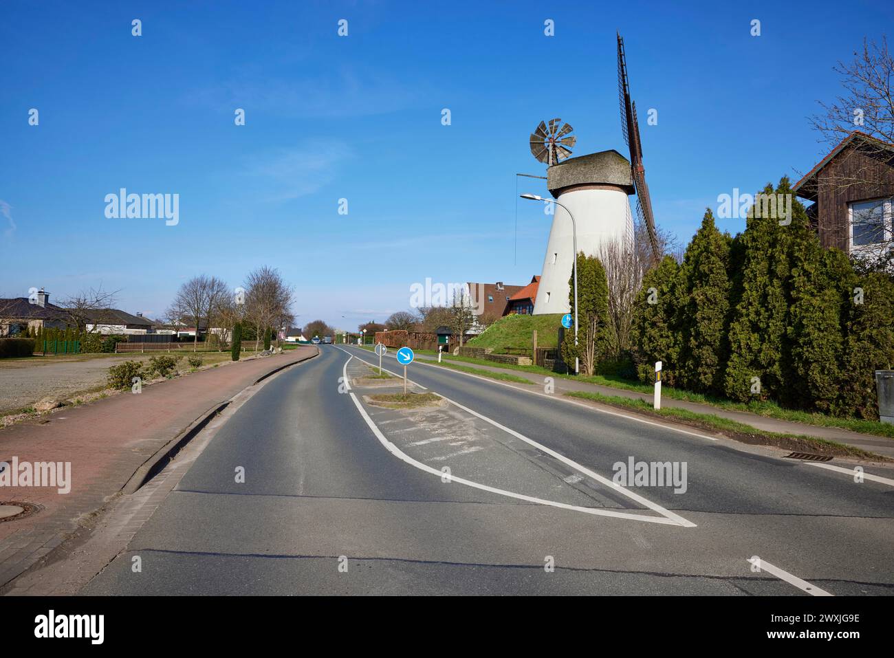Il mulino a vento Hummelbecker Muehle sotto un cielo azzurro senza nuvole, un Wall-Hollaender, fa parte della Westphalian Mill Road a Duetzen, Minden, Muehlenkreis Foto Stock