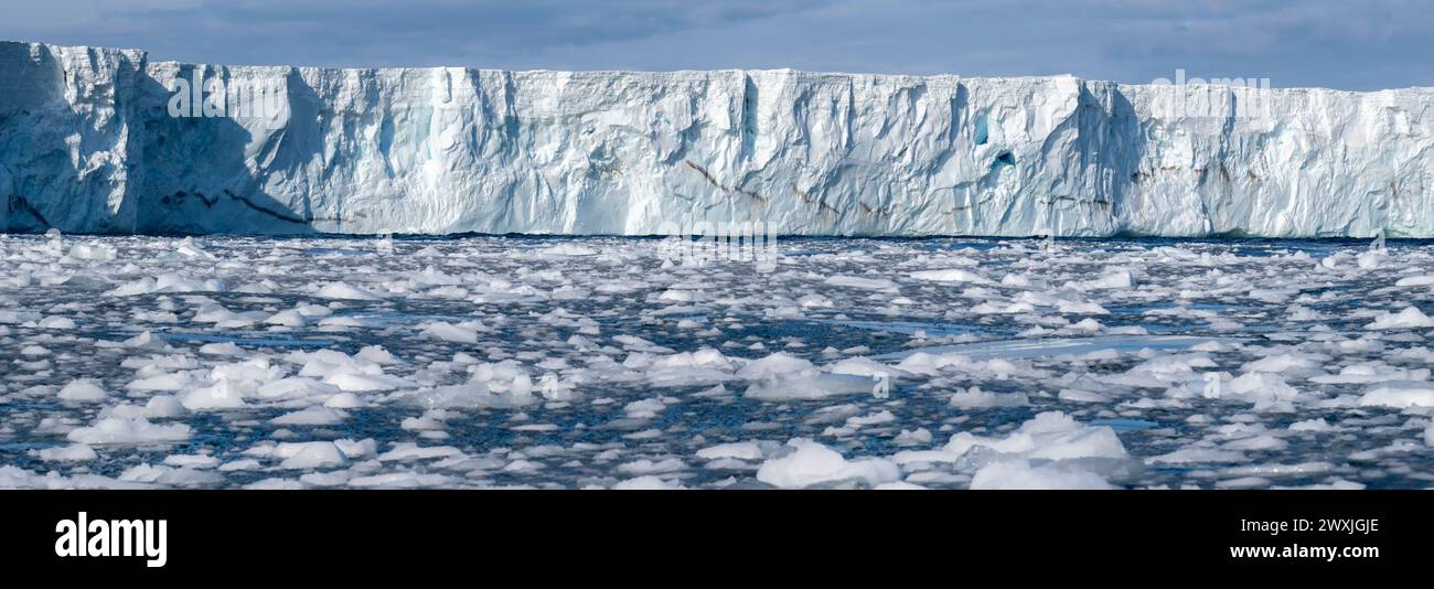 Antartide, Mare di Ross, Terra Victoria, Baia di Terra Nova. Ghiacciaio di Campbell. Baia piena di bocconcini e ghiaccio sgranocchiato da grandi eventi di parto. Foto Stock