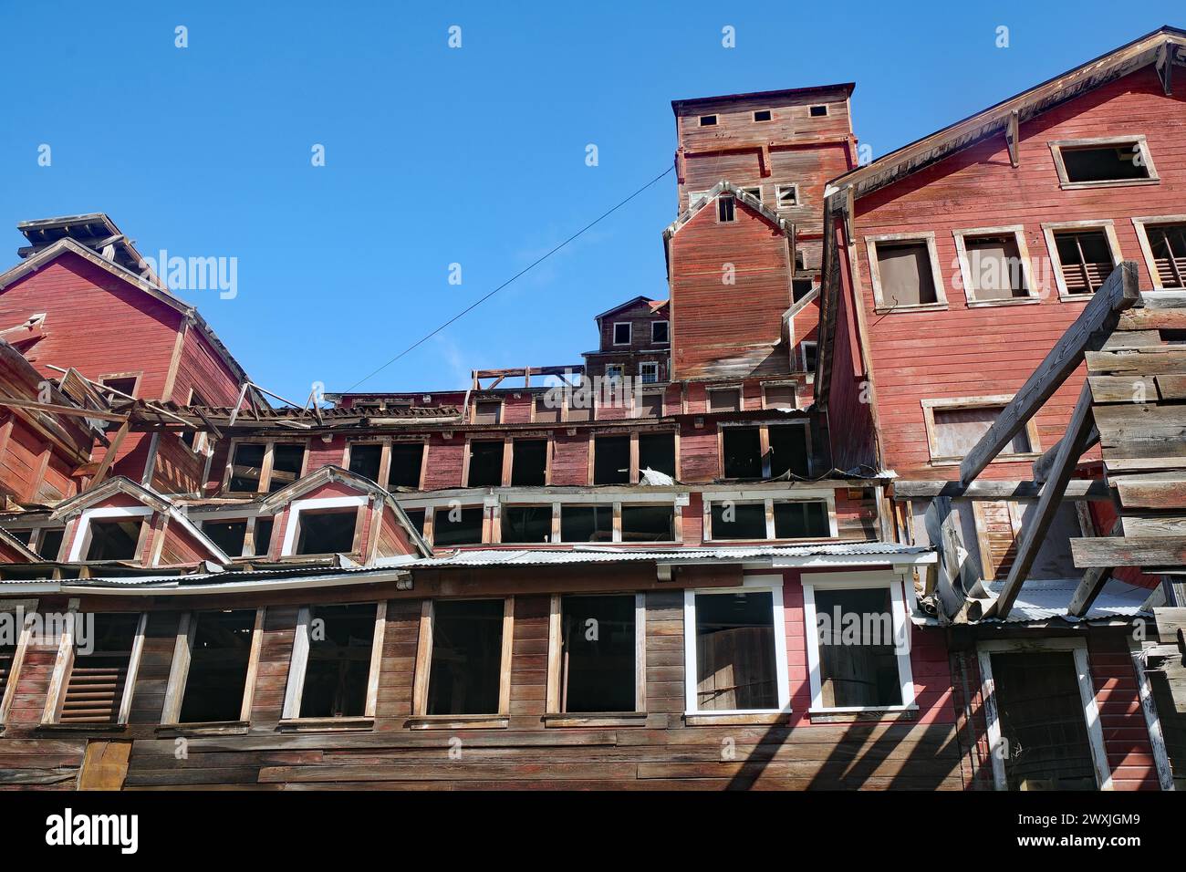 Antiche rovine industriali sulla collina, miniere di rame, edifici in legno rosso, città fantasma, miniera di rame SiteKennecott, patrimonio dell'umanità dell'UNESCO, Kennicott Foto Stock