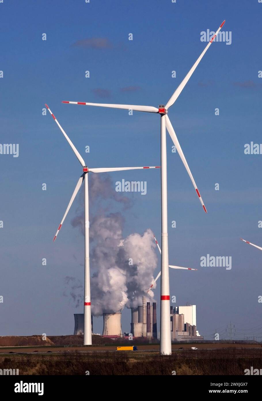 Turbine eoliche della miniera di lignite a cielo aperto di Garzweiler con la centrale Neurath sullo sfondo, Juechen, Renania settentrionale-Vestfalia, Germania Foto Stock