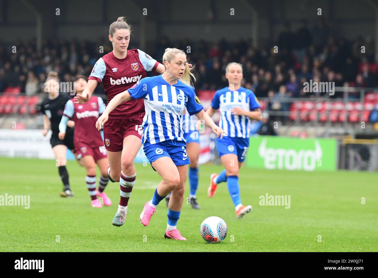 Dagenham, Kent, Regno Unito. Domenica 31 marzo 2024 Poppy Pattinson (3 Brighton) sfidata da Emma Harris (12 West Ham) durante la partita di Barclays fa Women's Super League tra West Ham United e Brighton e Hove Albion al Chigwell Construction Stadium, Dagenham, domenica 31 marzo 2024. (Foto: Kevin Hodgson | mi News) crediti: MI News & Sport /Alamy Live News Foto Stock