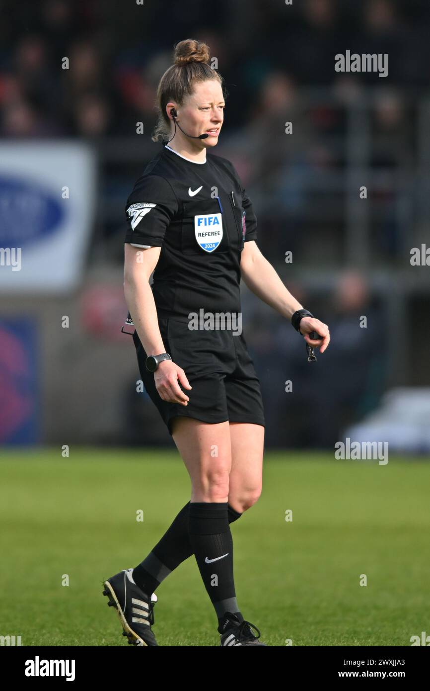 Dagenham, Kent, Regno Unito. Domenica 31 marzo 2024.l'arbitro KirstuyDowle (arbitro di partita) durante la partita Barclays fa Women's Super League tra il West Ham United e Brighton e Hove Albion al Chigwell Construction Stadium, Dagenham, domenica 31 marzo 2024. (Foto: Kevin Hodgson | mi News) crediti: MI News & Sport /Alamy Live News Foto Stock