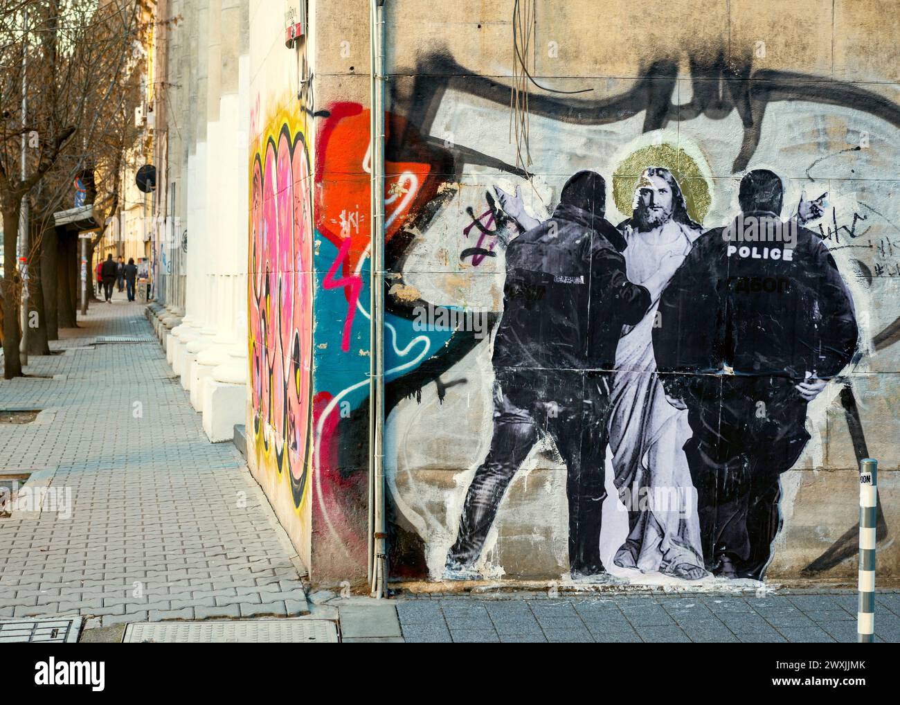 Gesù Cristo è stato arrestato dagli agenti di polizia in pasta di grano poster di strada murale graffiti a Sofia Bulgaria, Eueopw orientale, Balcani, UE Foto Stock