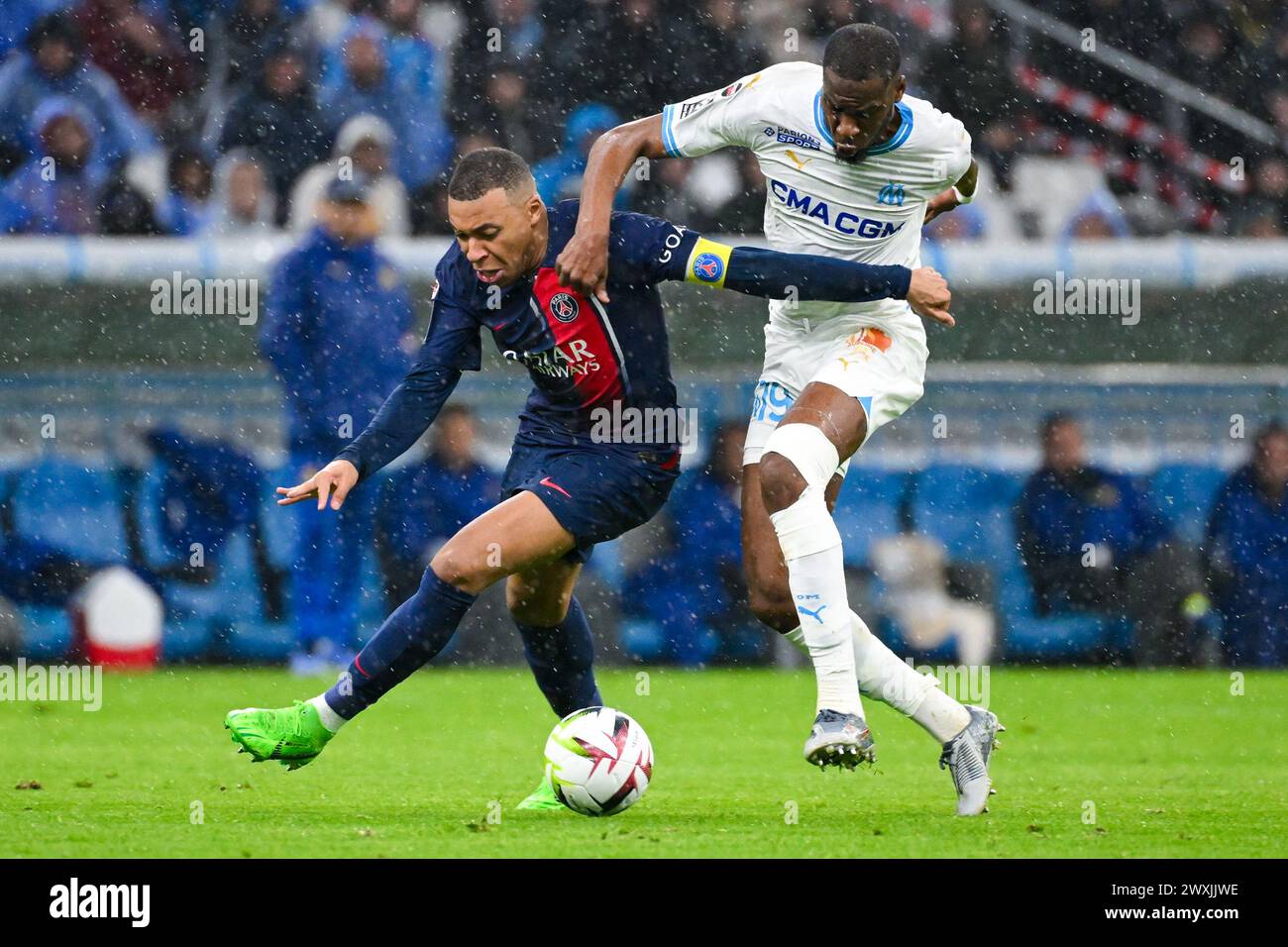 Marsiglia, Francia. 31 marzo 2024. MARSIGLIA, FRANCIA - MARZO 31: Kylian Mbappe di Parigi Saint-Germain si batte per il ballo con Geoffrey Kondogbia dell'Olympique de Marseille durante la partita di Ligue 1 Uber Eats tra Olympique de Marseille e Paris Saint-Germain al Velodrome di Orange il 31 marzo 2024 a Marsiglia, Francia. (Foto di Matthieu Mirville/Agenzia BSR) credito: Agenzia BSR/Alamy Live News Foto Stock