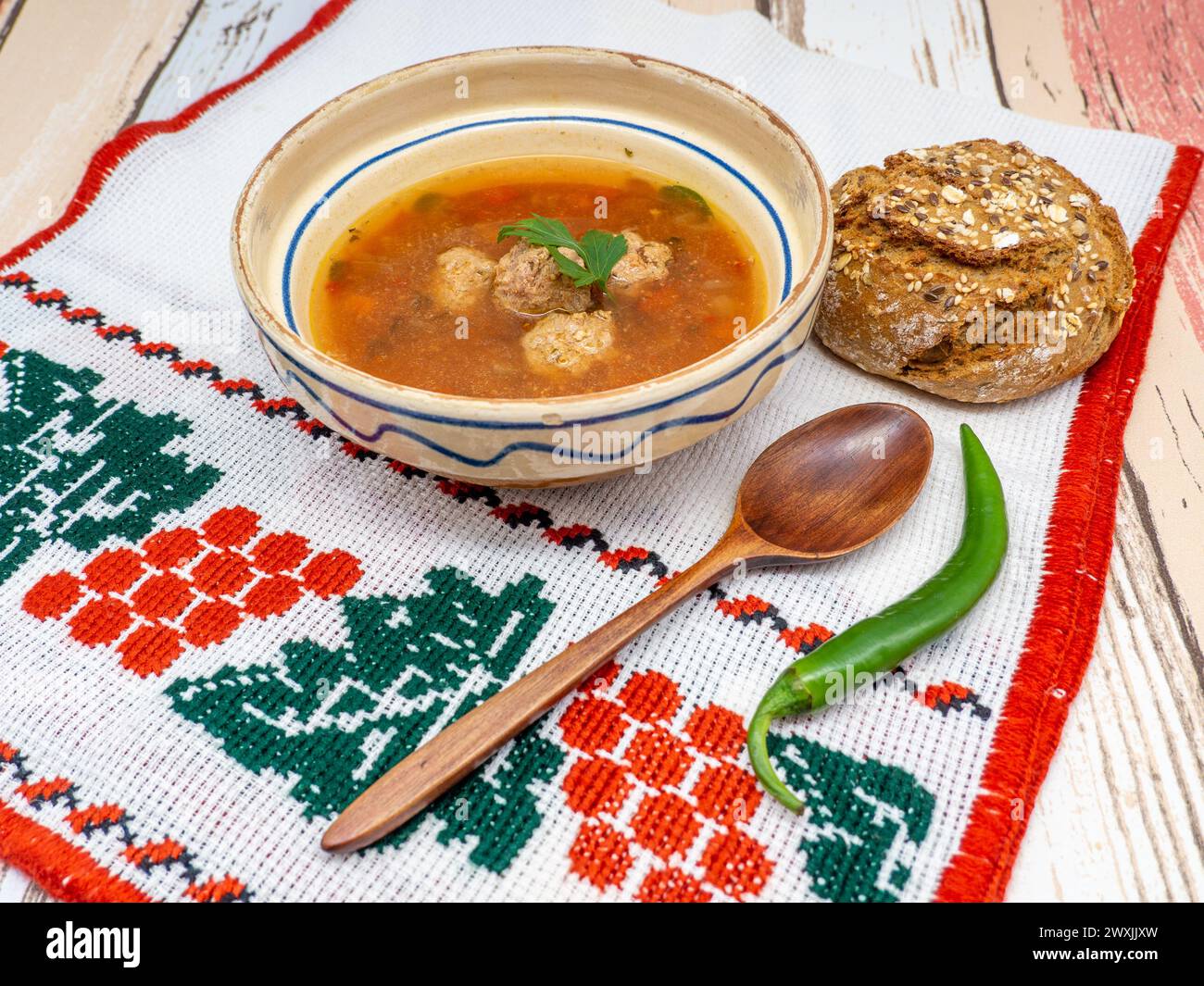 piatto rumeno ciorba de perisoare o zuppa di polpette di carne Foto Stock