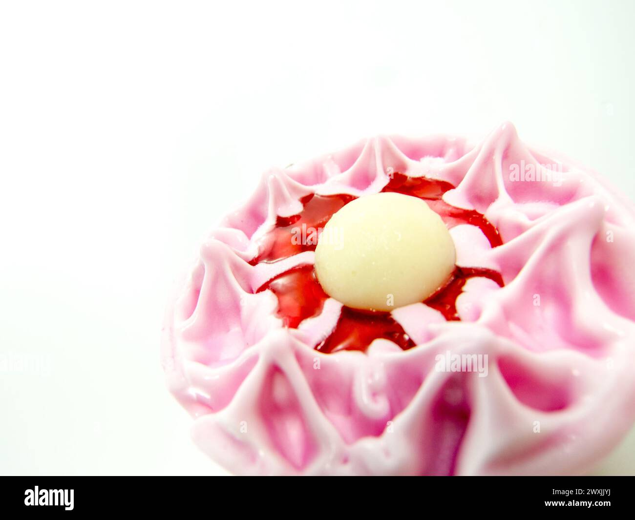 delizioso cono di gelato alla fragola su bianco con spazio per copiare Foto Stock