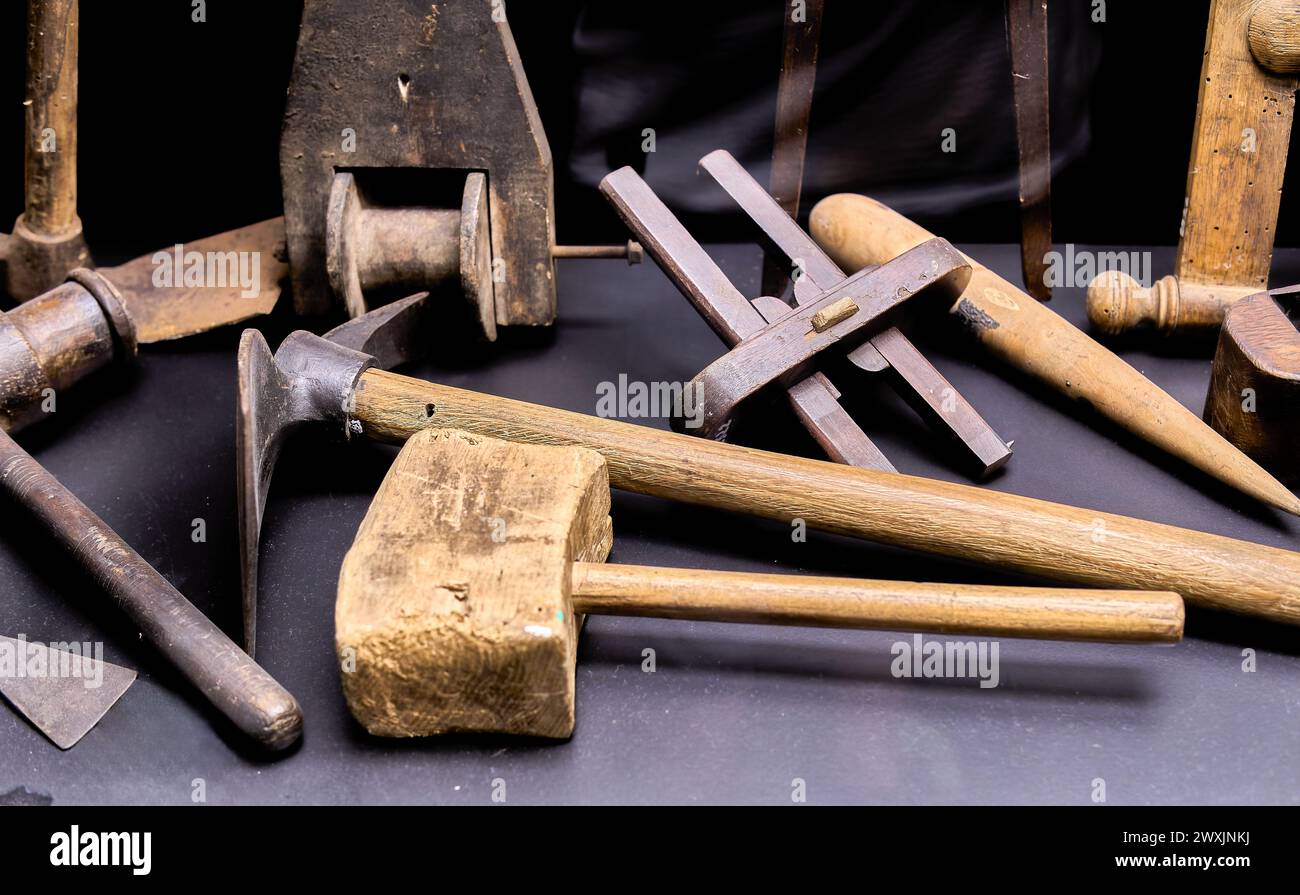 Vecchi utensili per la lavorazione del legno per la costruzione navale Foto Stock
