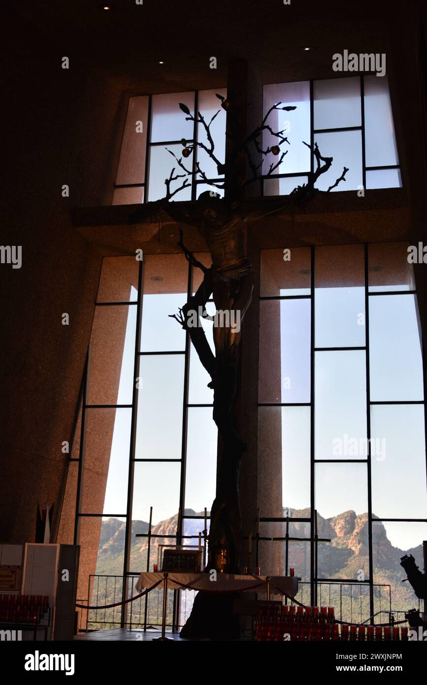 Sedona, Arizona. U.S.A. 14/2/2024. La Cappella della Santa Croce Chiesa Cattolica Romana. Un sogno di Marguerite Brunswig Staude per questa casa di culto. Foto Stock