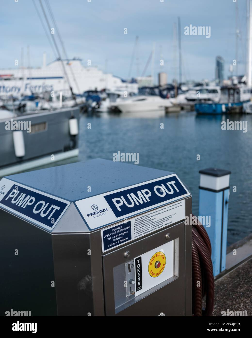 Stazione di pompaggio in un porticciolo nel Solent, Regno Unito Foto Stock