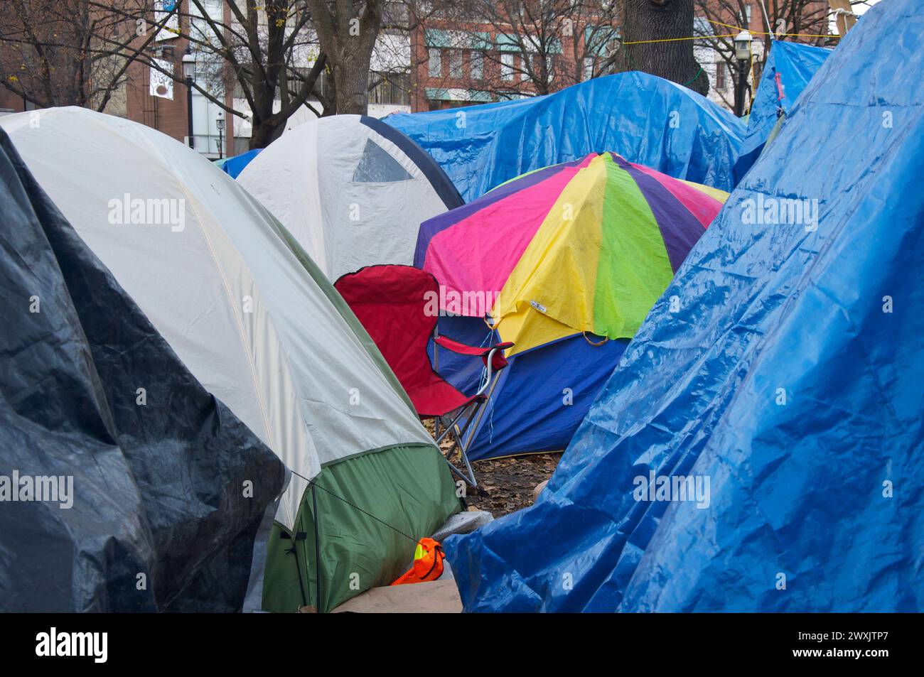 Protesta e dimostrazione nei parchi di Toronto sono ora le nuove case per i senzatetto come tenda città Foto Stock