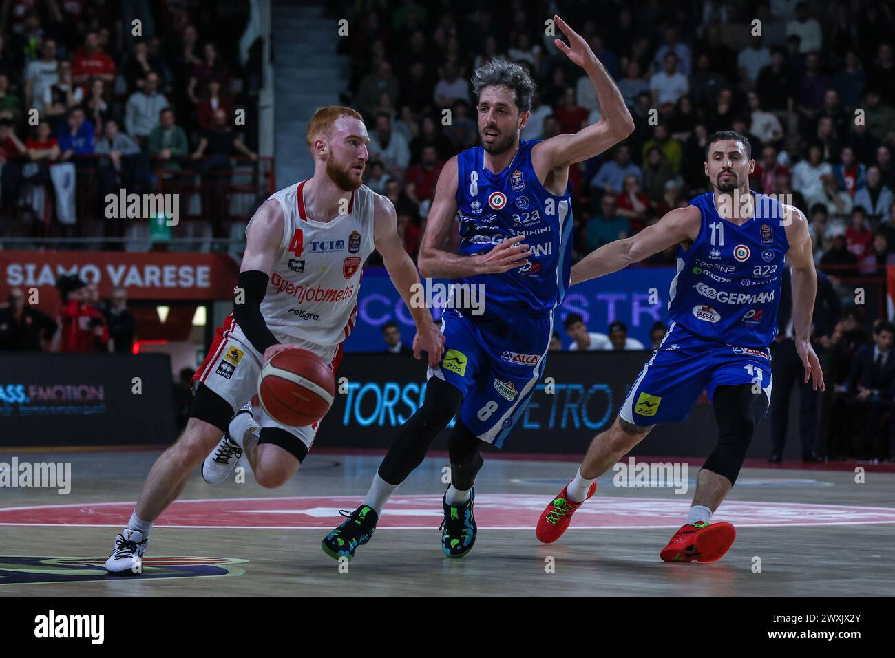 Niccolo Mannion #4 della pallacanestro Varese Openjobmetis (L) visto in azione con Amedeo della Valle #8 (C) e John Petrucelli #11 di Germani Brescia (R) durante LBA Lega Basket Una partita di regular season 2023/24 tra pallacanestro Varese Openjobmetis e Germani Brescia all'Itelyum Arena. Punteggio finale; OJM Varese 92 : 95 Germani Brescia. Foto Stock