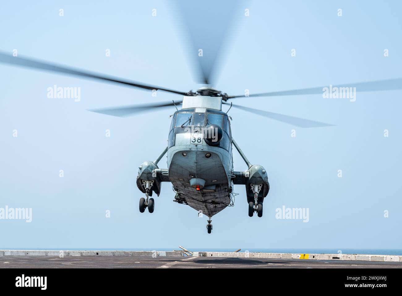 Un UH-3H Sea King della Marina della Repubblica dell'India si avvicina al ponte di volo della nave da trasporto anfibia classe San Antonio USS Somerset (LPD 25) mentre è in corso nella Baia del Bengala, 28 marzo 2024, durante l'esercitazione Tiger TRIONFO 2024. Tiger TRIUMPH è un'esercitazione anfibia tra Stati Uniti e India incentrata sull'assistenza umanitaria e sulla disponibilità e l'interoperabilità per i soccorsi in caso di catastrofi. (Foto della Marina degli Stati Uniti di Evan Diaz, specialista della comunicazione di massa di seconda classe) Foto Stock