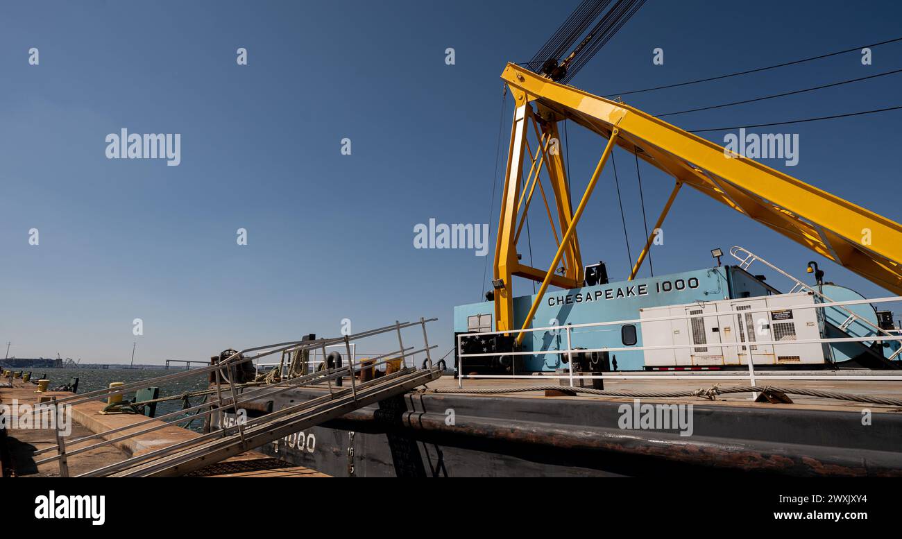 PATAPSCO RIVER (marzo 29 2024) il Chesapeake, una chiatta derrick con capacità di sollevamento di 1000 tonnellate, il Ferrell, una chiatta girevole con gru con capacità di sollevamento di 200 tonnellate, e l'Oyster Bay, una chiatta con gru con capacità di sollevamento di 150 tonnellate, si trovano nel porto di Baltimora. Le chiatte saranno utilizzate dal Supervisore del salvataggio e delle immersioni della Marina (SUPSALV) per rimuovere porzioni sommerse del Francis Scott Key Bridge. Le chiatte, contratte attraverso il Naval Sea Systems Command (NAVSEA) supporteranno il comando unificato guidato dalla Guardia Costiera degli Stati Uniti nel suo sforzo di liberare e riaprire il canale. (Foto della Marina degli Stati Uniti da comunicazione di massa speacialst di seconda classe Foto Stock