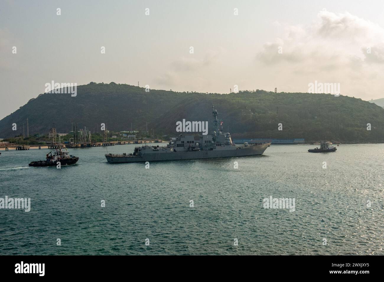 Il cacciatorpediniere missilistico guidato classe Arleigh-Burke USS Halsey (DDG 97) arriva a Visakhapatnam, India, 23 marzo 2024, durante l'esercitazione Tiger TRIONMPH 2024. Tiger TRIUMPH è un'esercitazione anfibia tra Stati Uniti e India incentrata sull'assistenza umanitaria e sulla disponibilità e l'interoperabilità per i soccorsi in caso di catastrofi. (Foto della Marina degli Stati Uniti di Seaman Christian Gino Arigo) Foto Stock