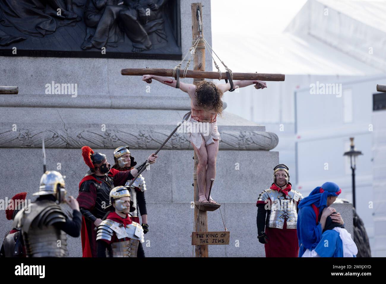 Londra, Regno Unito. 29 marzo 2024. Peter Bergin, che agisce come Gesù Cristo in quest'anno, è crocifisso come per la Bibbia durante la rappresentazione. Un'esibizione dal vivo annuale della "passione di Gesù", che raffigura gli ultimi giorni di Gesù, da parte degli attori Wintershall, la produzione teatrale era in scena il venerdì Santo a Trafalgar Square. (Immagine di credito: © Hesther ng/SOPA Images via ZUMA Press Wire) SOLO PER USO EDITORIALE! Non per USO commerciale! Foto Stock