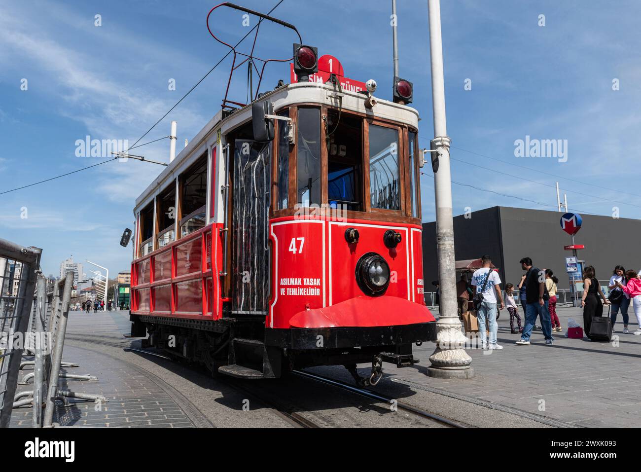 ISTANBUL, TURCHIA - 31 MARZO 2024: Tram rosso vecchio stile nelle strade di Istanbul. Il tram nostalgico e' il sistema tradizionale dei tram. E' stato rifondato Foto Stock