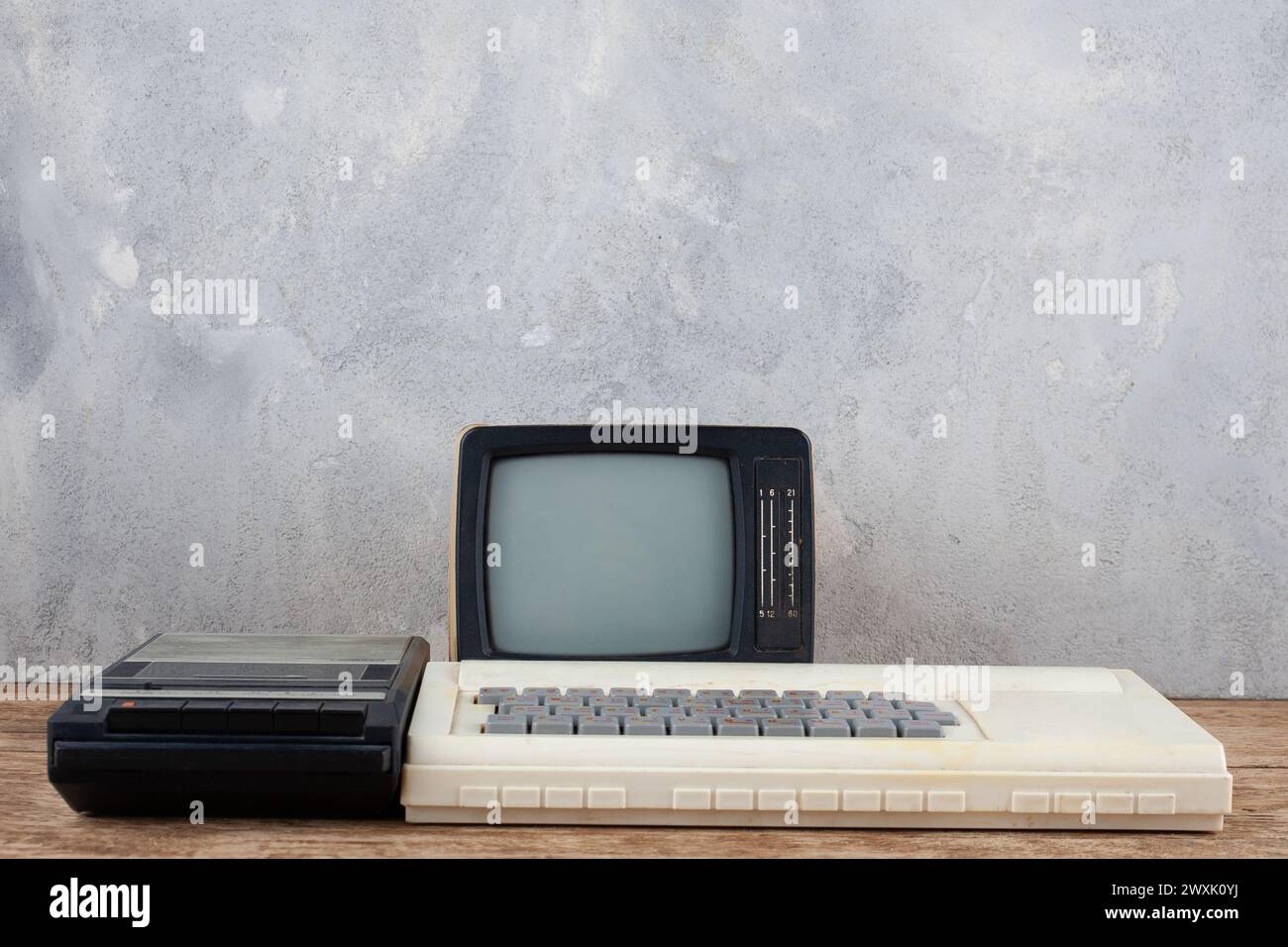 Home computer fai da te retro a 8 bit con registratore di dati a cassetta e monitor dal televisore su una scrivania in legno Foto Stock