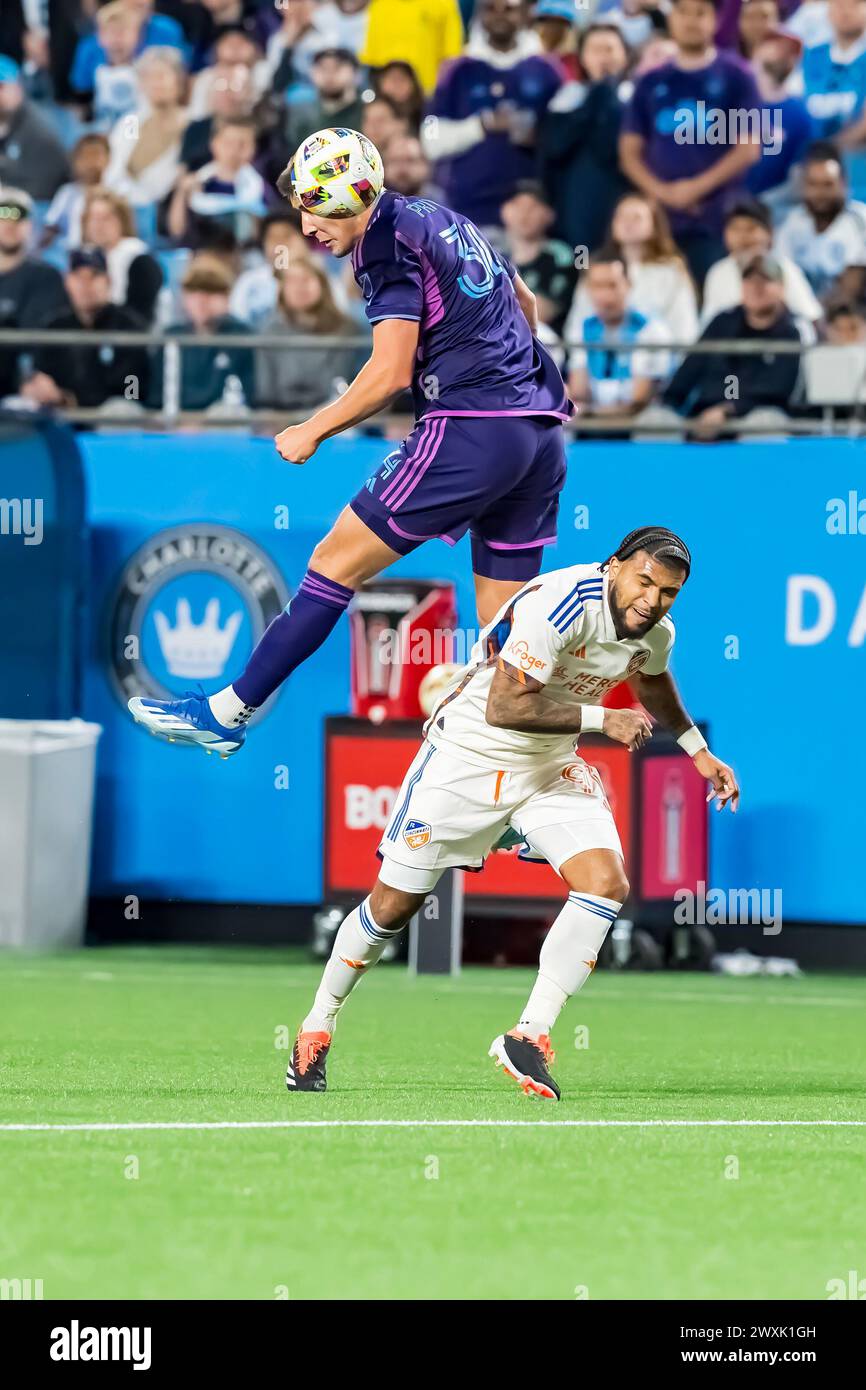 Charlotte, North Carolina, Stati Uniti. 30 marzo 2024. Il centrocampista del Charlotte FC ANDREW PRIVETT (USA) combatte per il pallone durante il Charlotte FC vs FC Cincinnati al Bank of America Stadium di Charlotte, North Carolina. (Credit Image: © Walter G Arce Sr Grindstone medi/ASP) SOLO PER USO EDITORIALE! Non per USO commerciale! Foto Stock