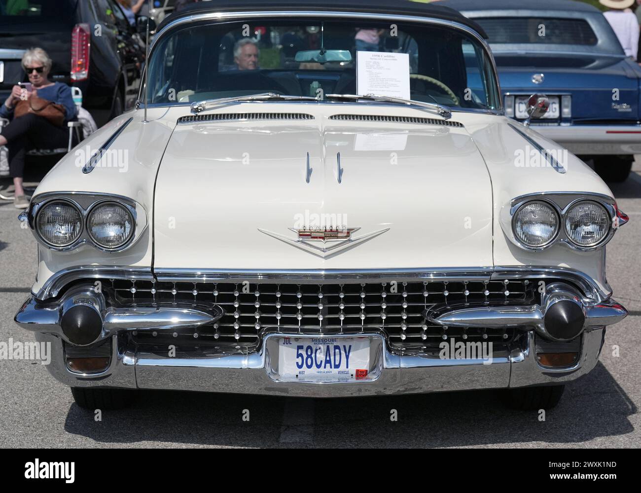 Stati Uniti. 31 marzo 2024. Una Cadillac Convertible del 1958 e' in mostra al Concours d'Elegance Horseless Carriage Club esposizione annuale del giorno di Pasqua nel Forest Park di domenica a St Louis il 31 marzo 2024. Foto di Bill Greenblatt/UPI credito: UPI/Alamy Live News Foto Stock