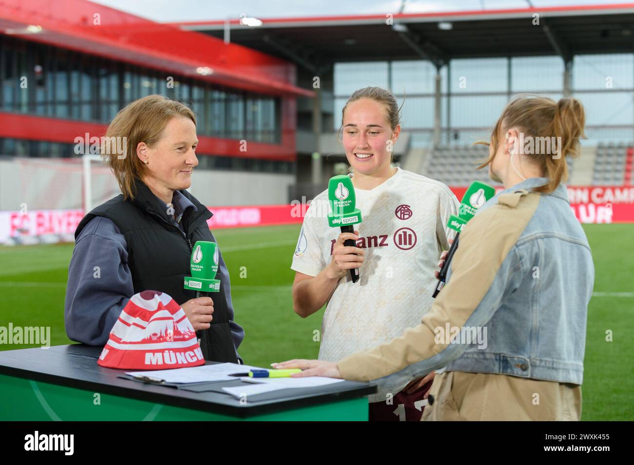 Monaco, Germania. 31 marzo 2024. Monaco di Baviera, Germania, 31 marzo 2024: Sydney Lohmann (12 FC Bayern Monaco) parla con Nele Schenker e Melanie Behringer di Sky Sport dopo la semifinale di DFB Pokal tra FC Bayern Monaco e Eintracht Frankfurt al FC Bayern Campus, Germania. (Sven Beyrich/SPP) credito: SPP Sport Press Photo. /Alamy Live News Foto Stock