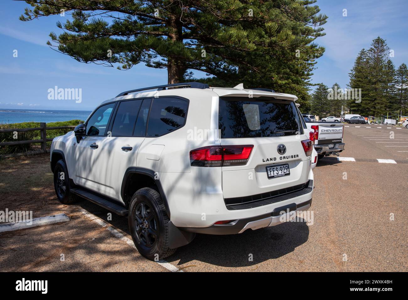 Modello Toyota Landcruiser GR sport 2024, parcheggiato presso il parcheggio Newport Beach a Sydney, NSW, Australia Foto Stock