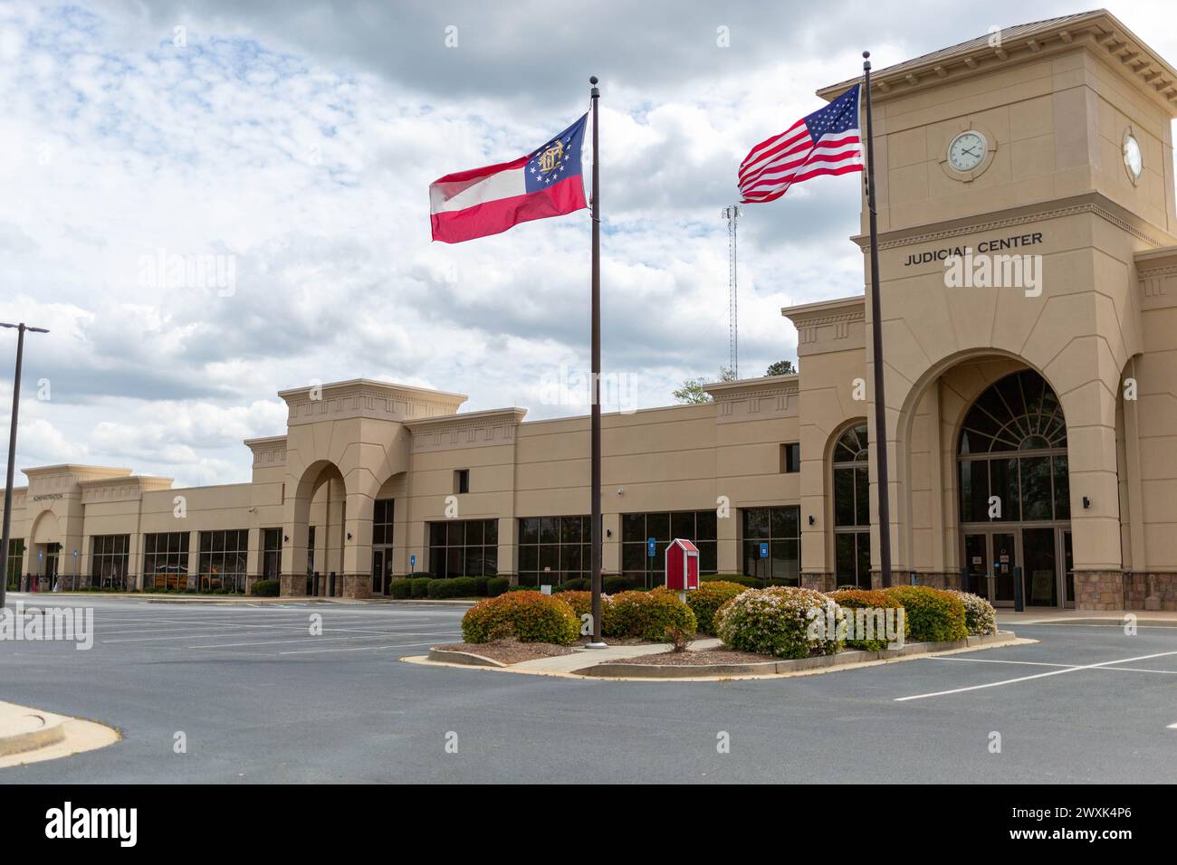 Jackson, GA / USA - 31 marzo 2024: Vista sul fronte della contea di Butts, GA Administration and Judicial Center. Foto Stock