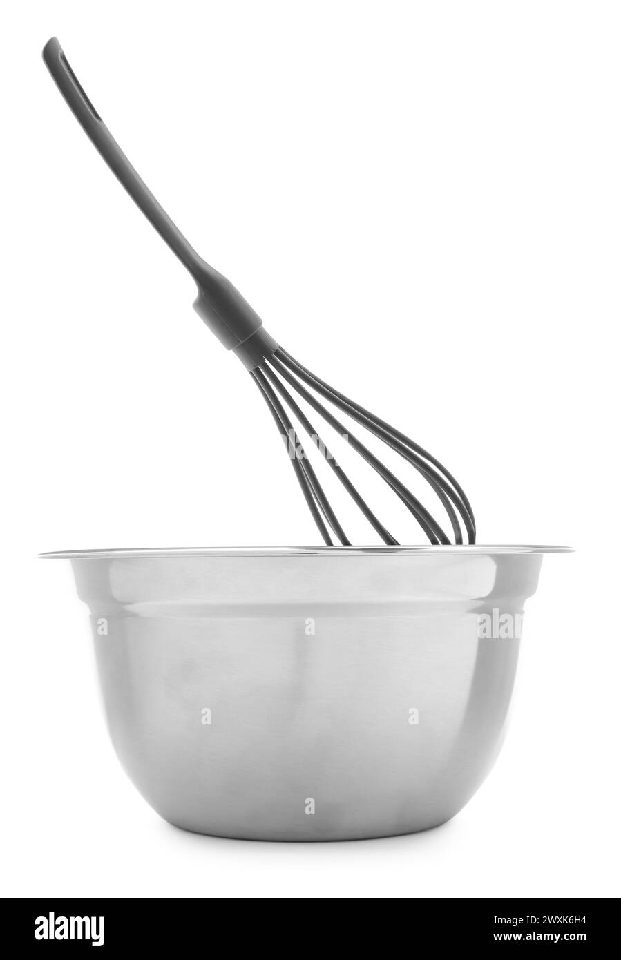 Frusta in plastica e recipiente in metallo isolati su bianco. Utensili da cucina Foto Stock