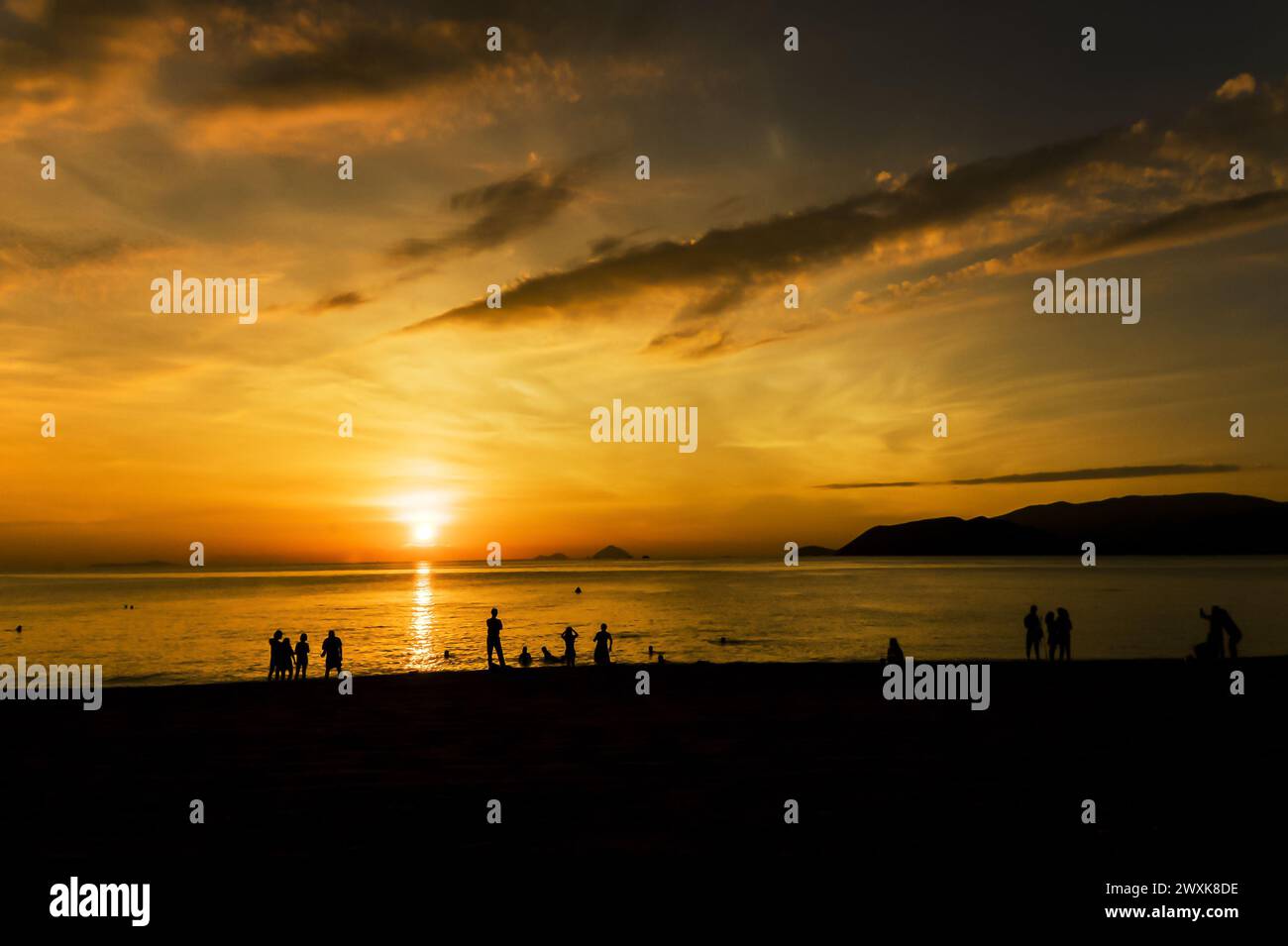 Alba sulla spiaggia di Nha Trang - Vietnam Foto Stock