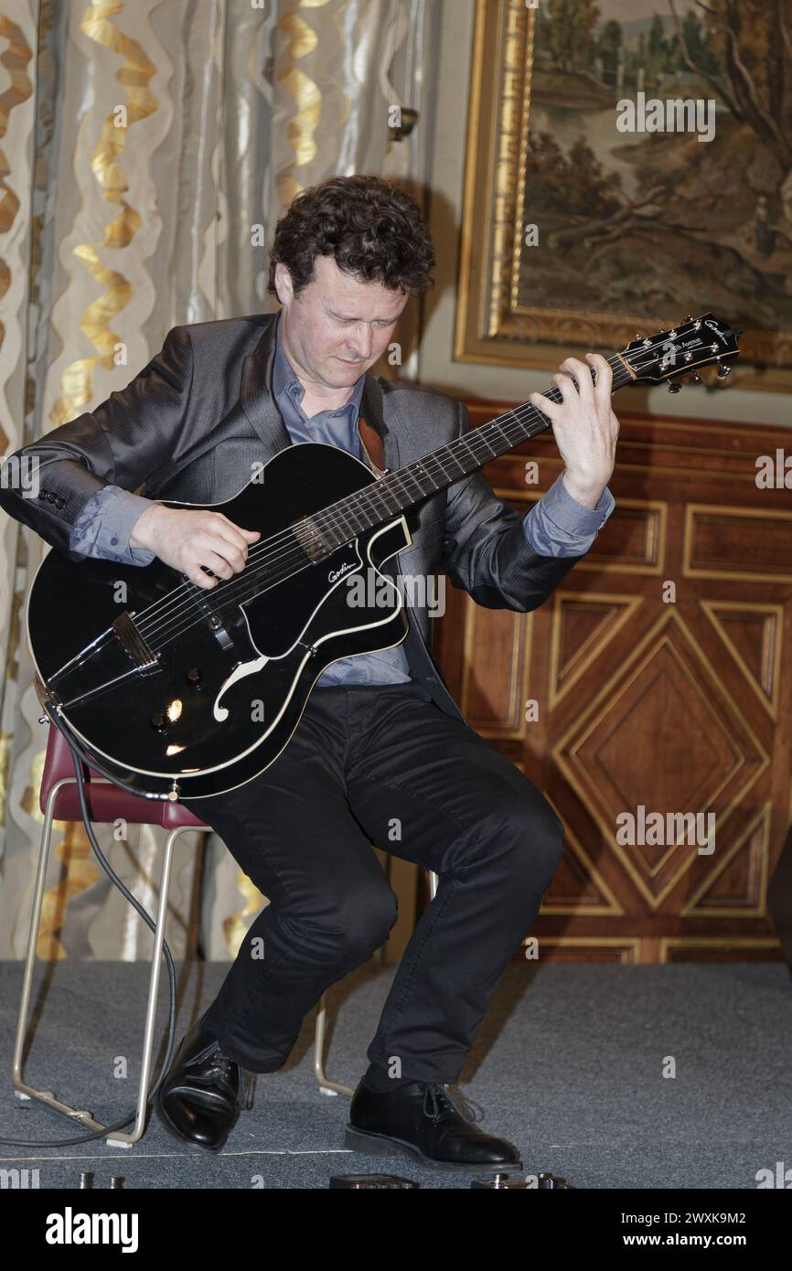 Parigi, Francia. 30 aprile 2015. Sylvain Luc si esibisce sul palco durante la quarta giornata Internazionale del Jazz a Parigi, in Francia Foto Stock