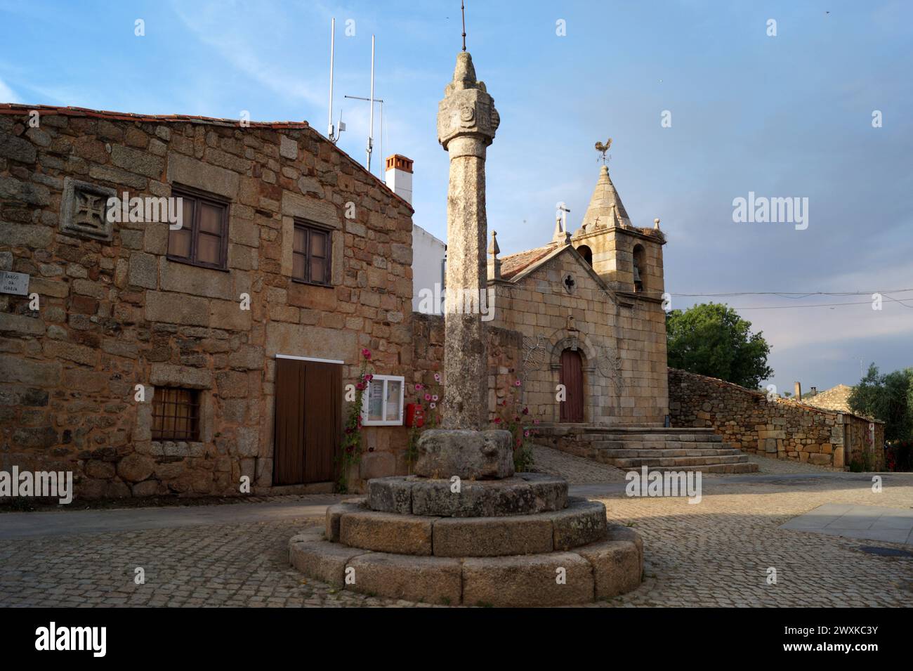 Gole di pietra del XVII secolo nella piazza acciottolata, Idanha-a-Velha, Portogallo Foto Stock