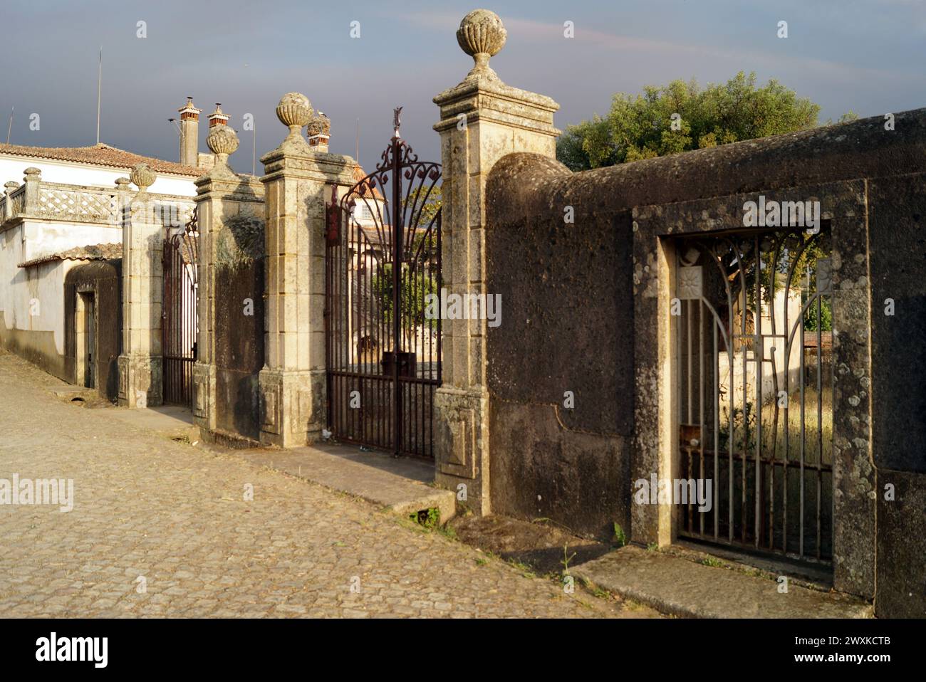 Elaborate porte con posti scolpiti in pietra della casa del Marocco, Idanha-a-Velha, Portogallo Foto Stock