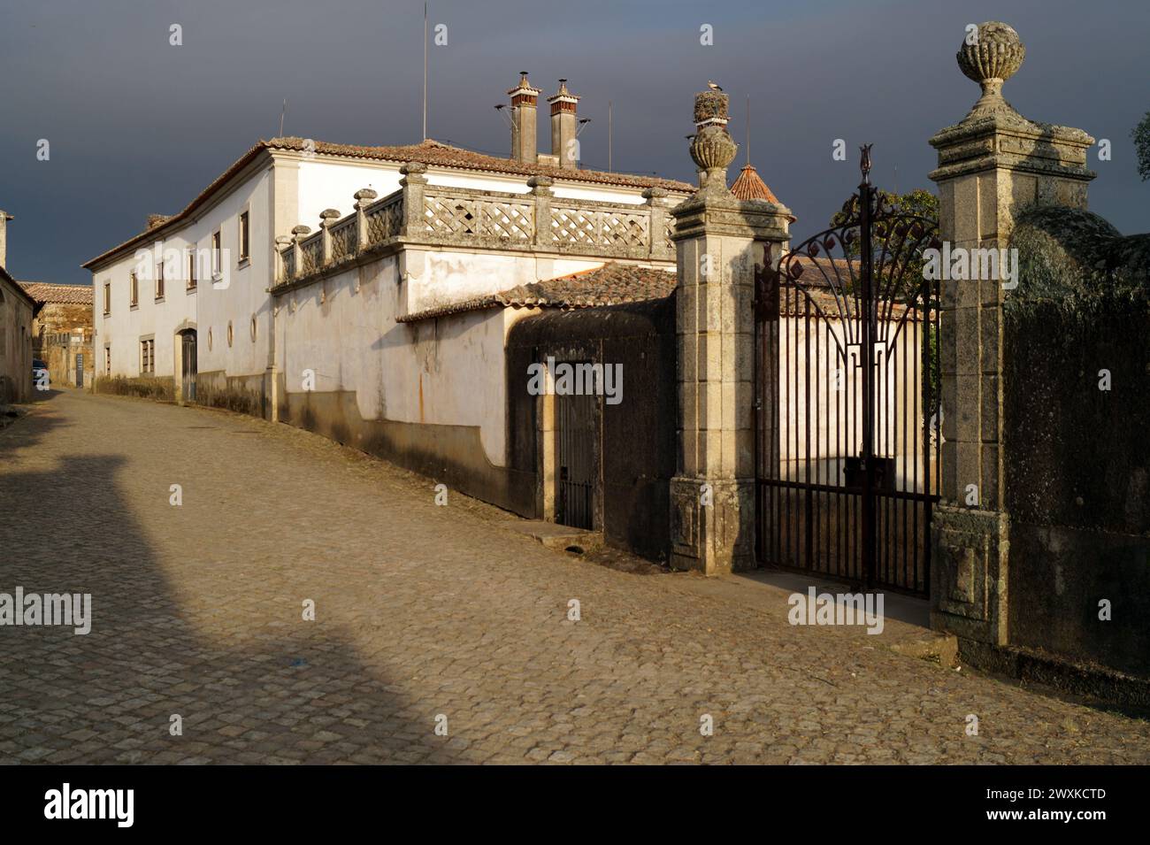 Elaborate porte con posti scolpiti in pietra della casa del Marocco, Idanha-a-Velha, Portogallo Foto Stock