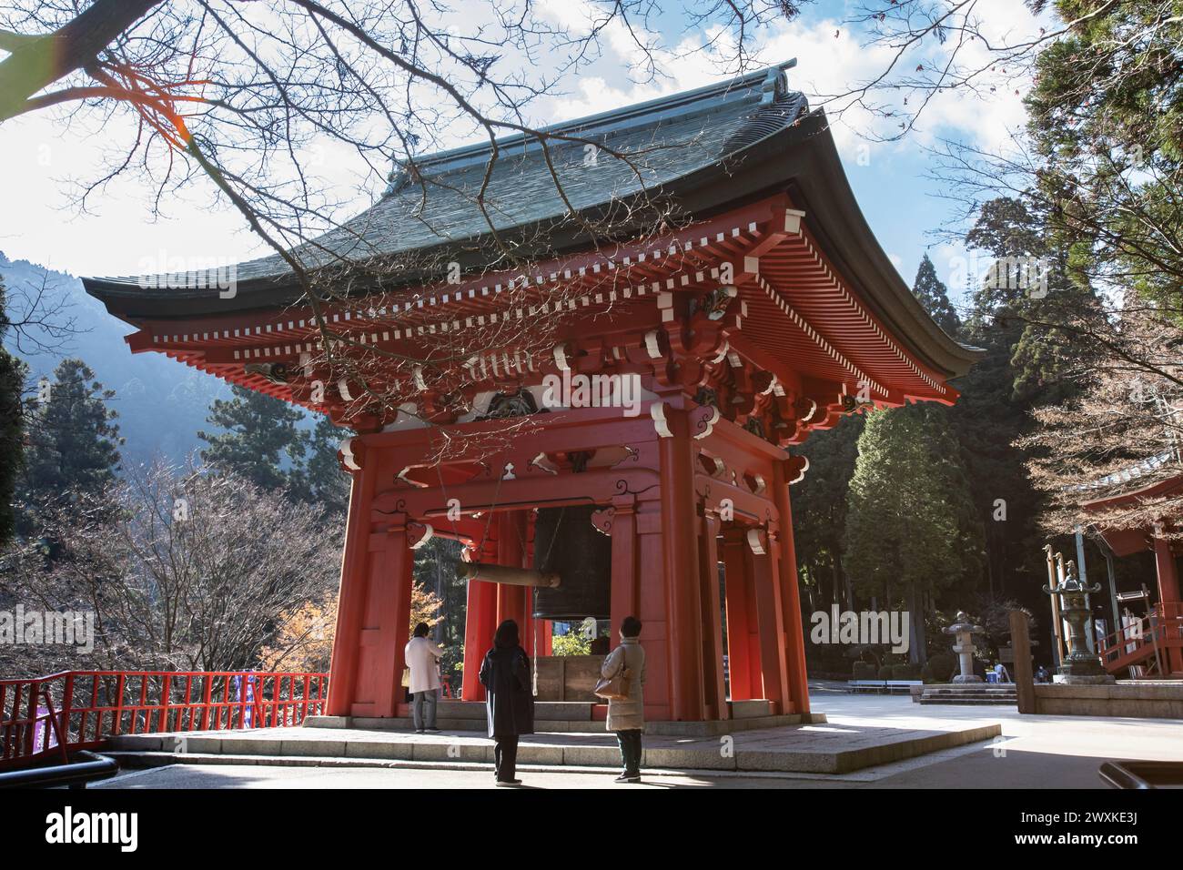 La campana della sala conferenze (Daikodo) a Enryakuji in un'atmosfera mistica. Hieizan Enryaku-ji è un monastero di Tendai situato sul monte Hiei. Hokkesoujiintoutou. Foto Stock