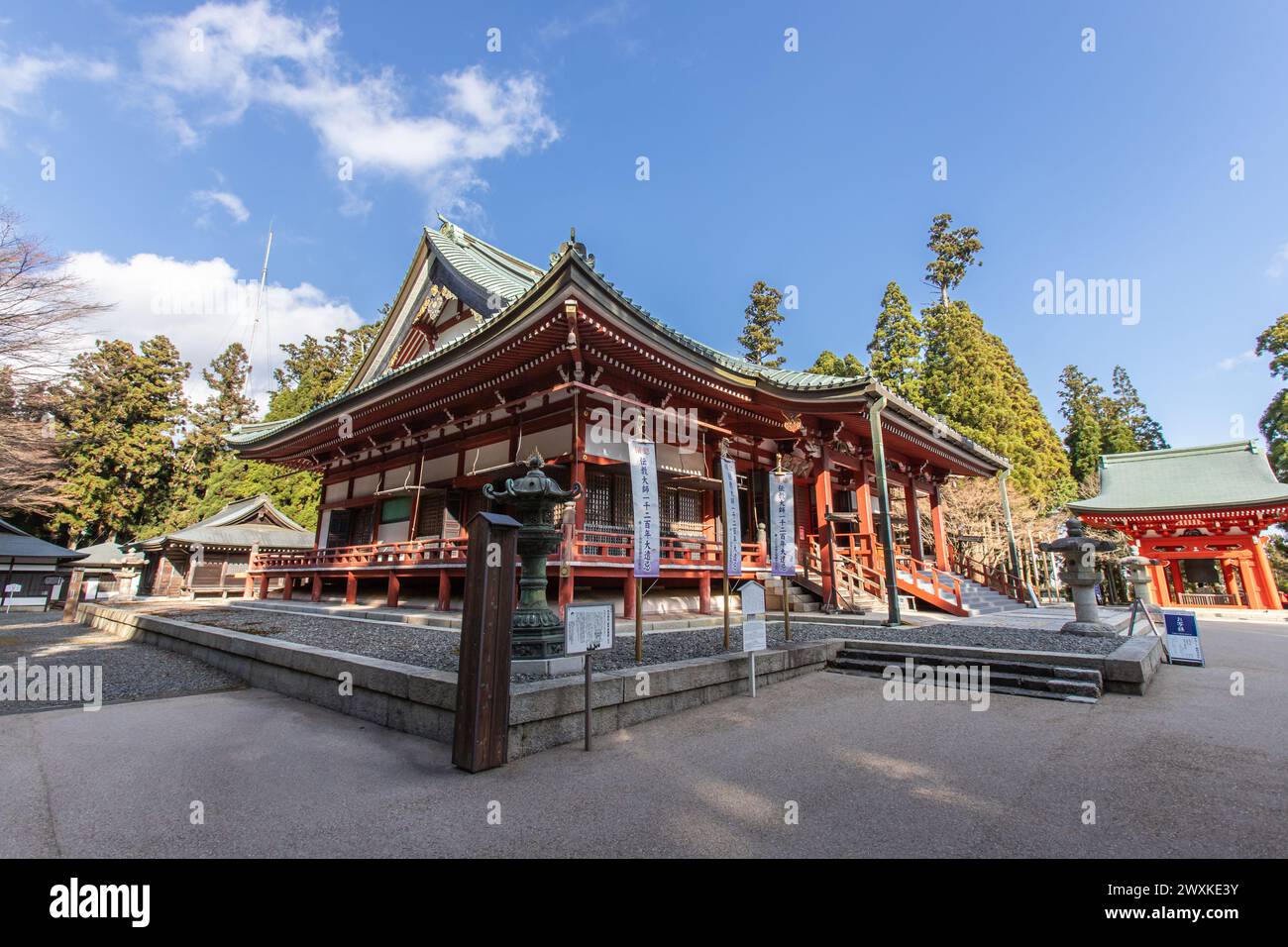 Grande sala conferenze (Daikodo) nel tempio Enryakuji in un'atmosfera mistica. Hieizan Enryaku-ji è un monastero di Tendai situato sul monte Hiei. Hokkesoujiintoutou. Foto Stock