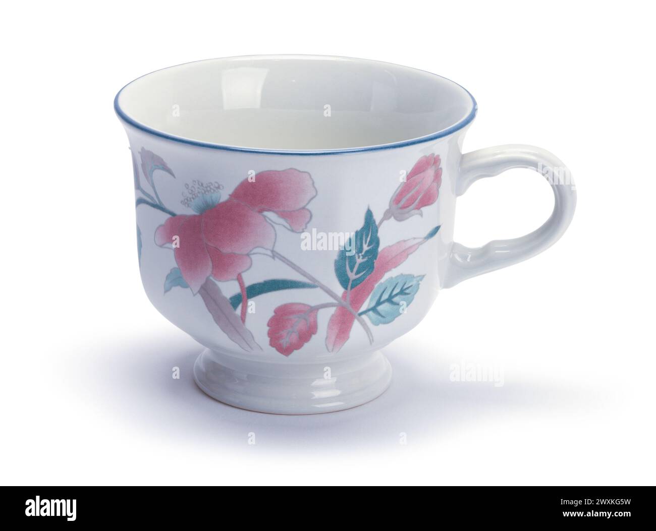 Tazza da tè floreale ritagliata su bianco. Foto Stock