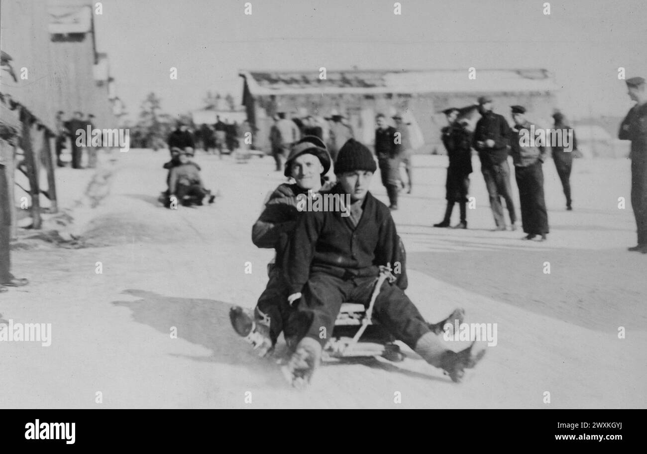 CASERMA DELLA PRIGIONE DI GUERRA N. 1, FT. MCPHERSON, GEORGIA. Festa in slitta, sport durante l'inverno del 1917, al campo di prigionia di guerra Foto Stock