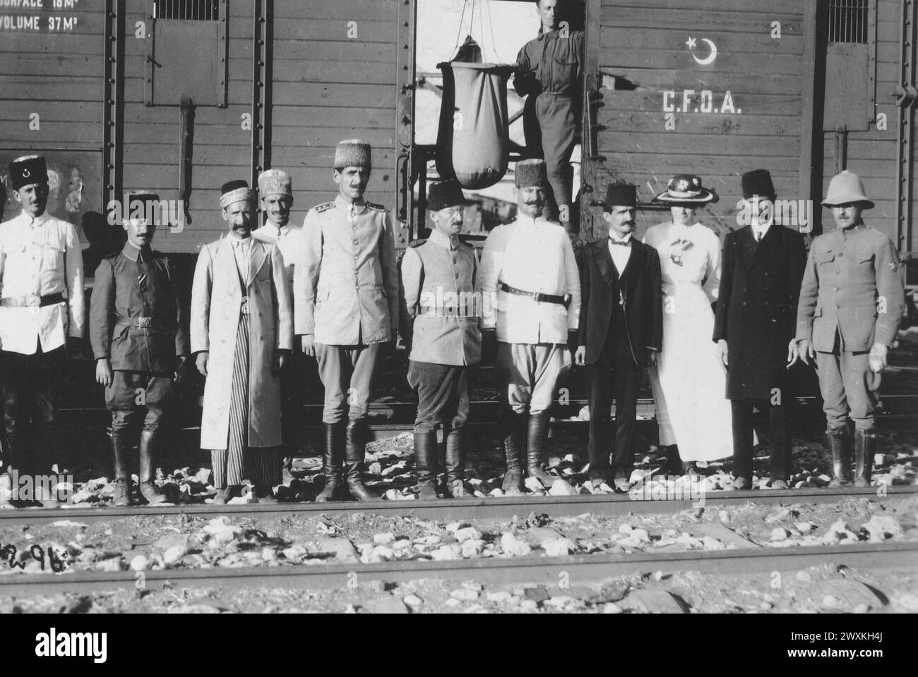 Festa di ricevimento che è venuto a ricevere il generale Harbord e festa a Mardin, Turchia. Da sinistra a destra: Salath Effendi, Station Master; Naxin Bey, della polizia; Issac Effendi, consigliere comunale; Abdul Rizai, Commissario di polizia; Ali Riza Repr, comandante militare; Shurki Bey, comandante Gendarmes. Abdul Cheleke, Consigliere; Miss Agness Fenango, della A.C.R.N.E. Nezib Effendi, Vice Sindaco e Capitano S.G. Dudley della A.C.R.N.E CA. 1919 Foto Stock