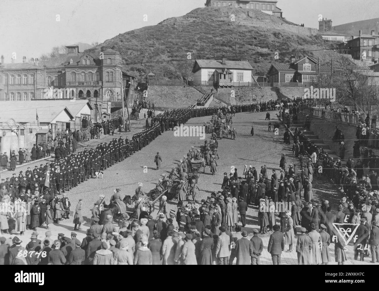 TRUPPE AMMASSATE DI FRONTE ALLA cattedrale russa, preparatorie alla sfilata. Vladivostok, Siberia CA. Marzo 1920 Foto Stock