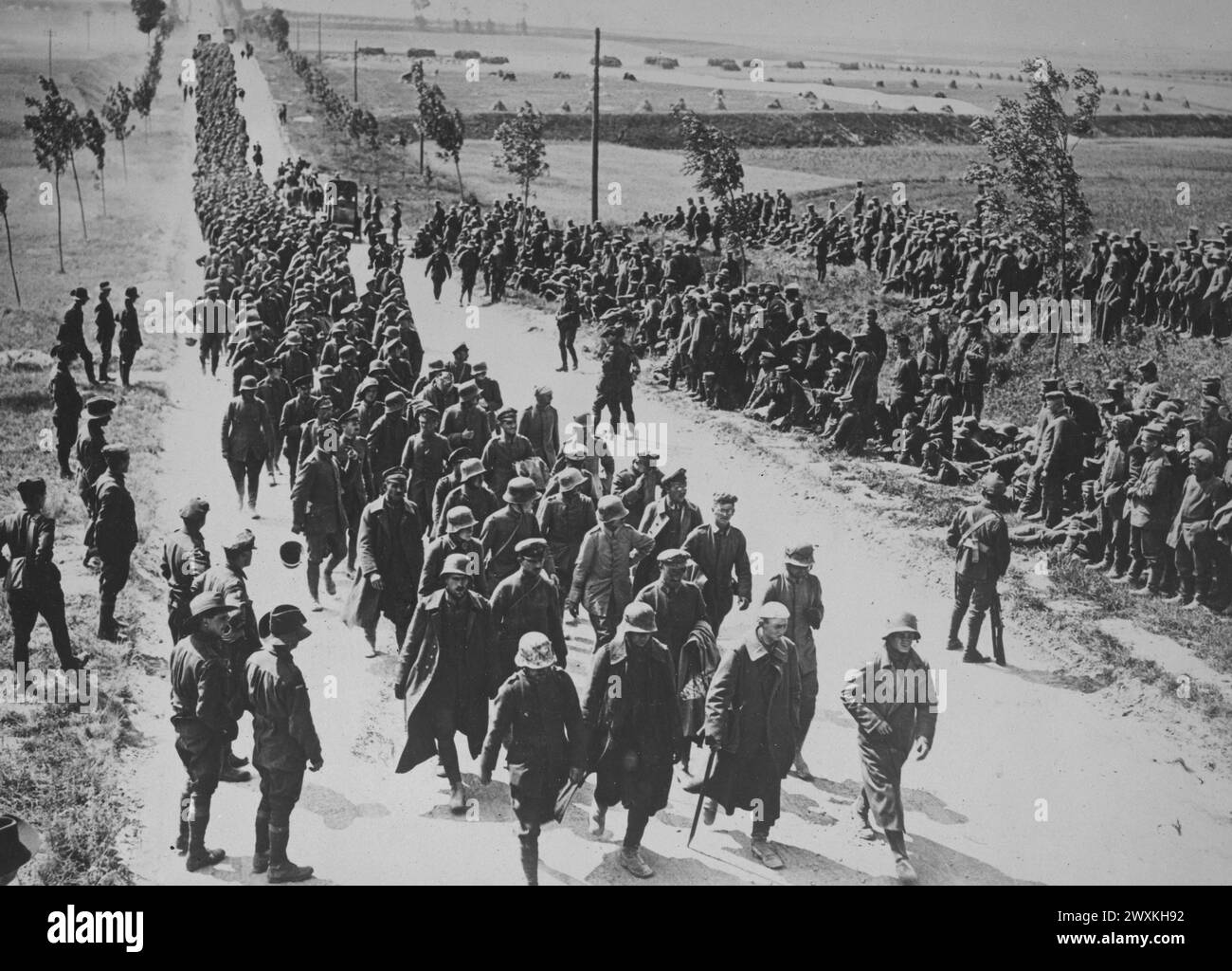 I prigionieri di guerra tedeschi marciarono verso le retrovie, dopo essere stati catturati durante l'agosto 1918 nell'offensiva britannica contro il fronte occidentale ca. 1918 Foto Stock