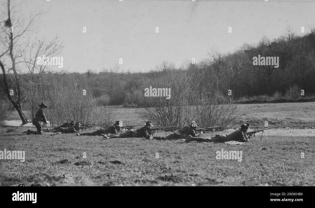 Soldati statunitensi che maneggiano fucili francesi e sparano attraverso il fiume Marna CA. 1918 Foto Stock
