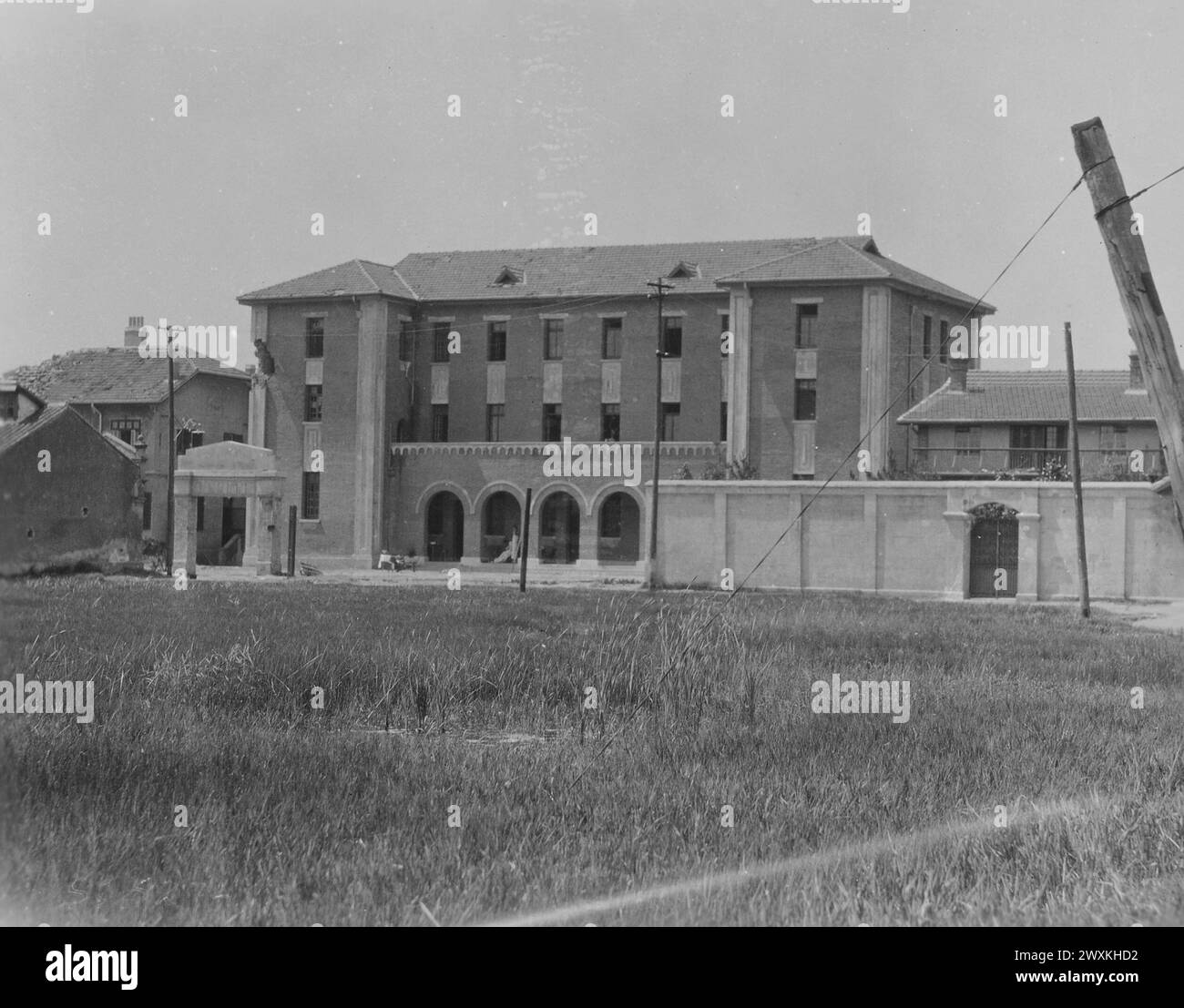 Kaingwan, Cina. Edificio che fu utilizzato dai giapponesi come quartier generale durante la guerra sino-giapponese del 1932 ca. 1932 Foto Stock