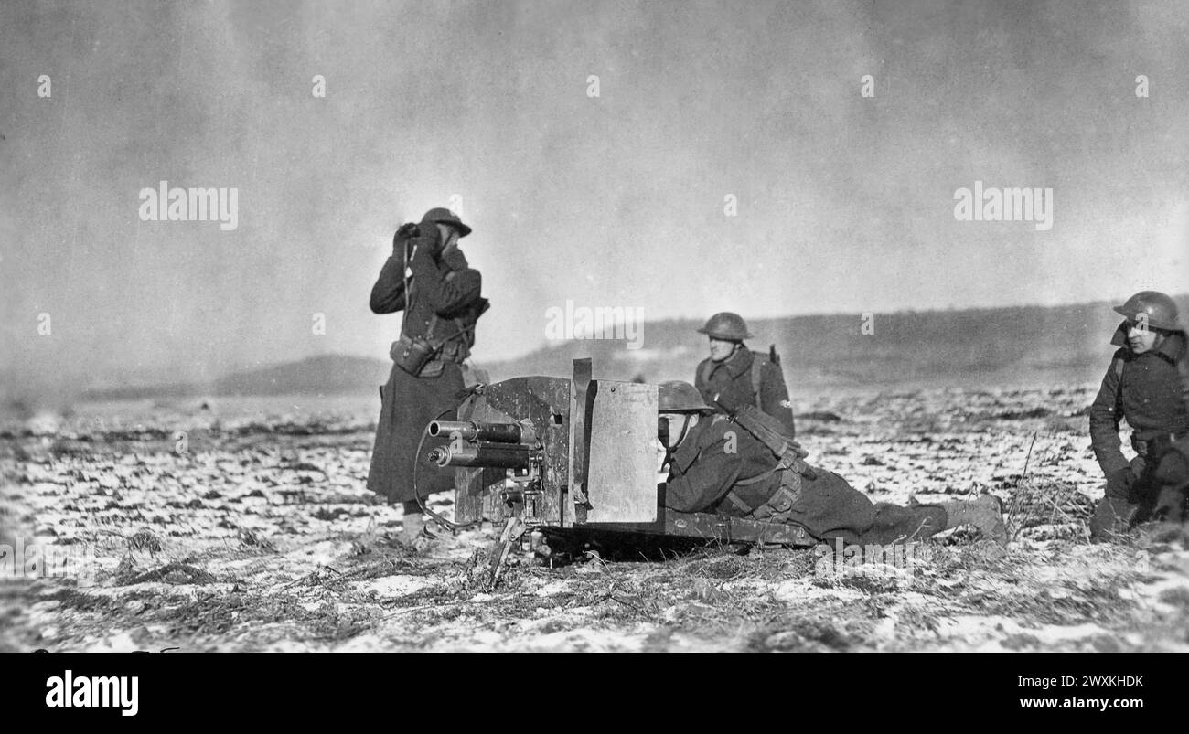 Un equipaggio di soldati americani ha un cannone da una libbra. 1917 o 1918 Foto Stock