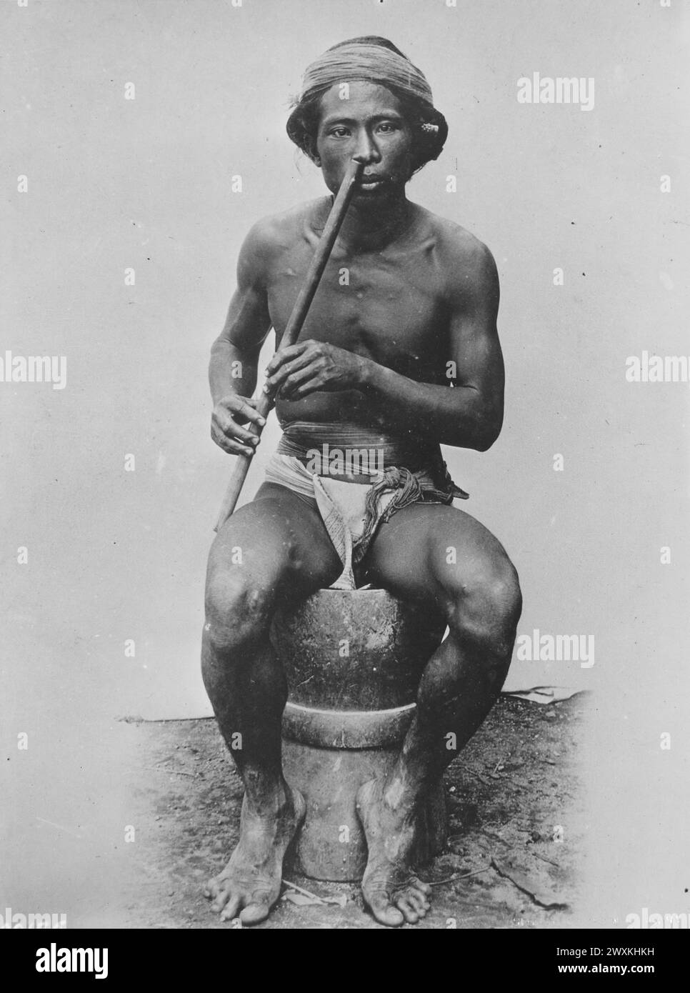 Uomo di Tingian con flauto al naso. Luzon, Isole Filippine CA. 1910s-1930 Foto Stock