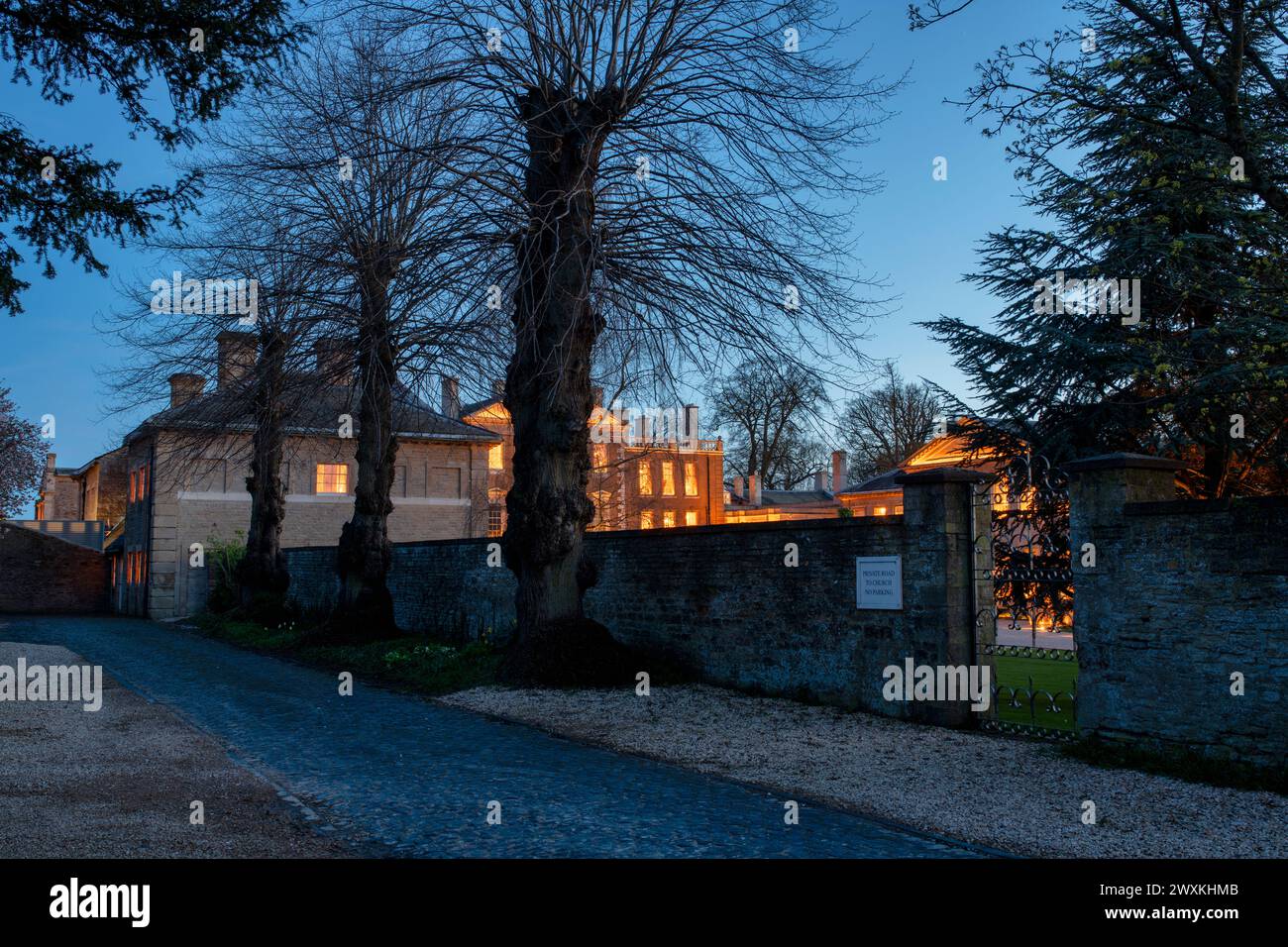 Aynho Park, residenza di campagna del XVII secolo, classificata di grado i, illuminata al crepuscolo. Aynho, Northamptonshire, Oxfordshire, Inghilterra Foto Stock