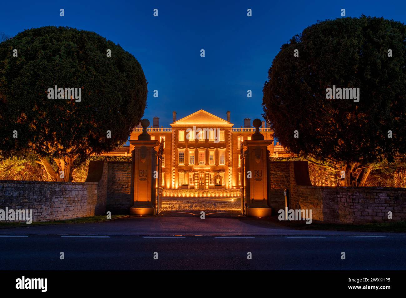Aynho Park, residenza di campagna del XVII secolo, classificata di grado i, illuminata al crepuscolo. Aynho, Northamptonshire, Oxfordshire, Inghilterra Foto Stock