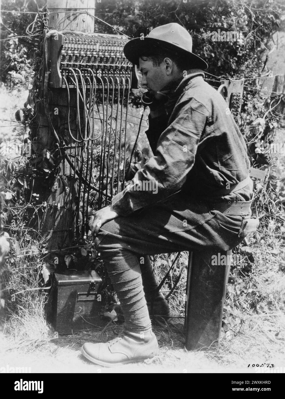 Un soldato che usa un centralino del telefono di campo in funzione durante le manovre ca. 1930 Foto Stock